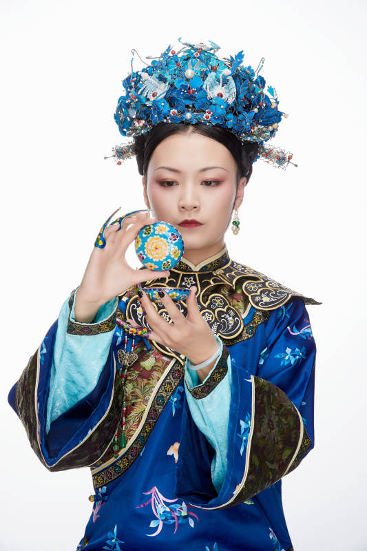 白色背景下的清代女性古装造型清朝古装图片