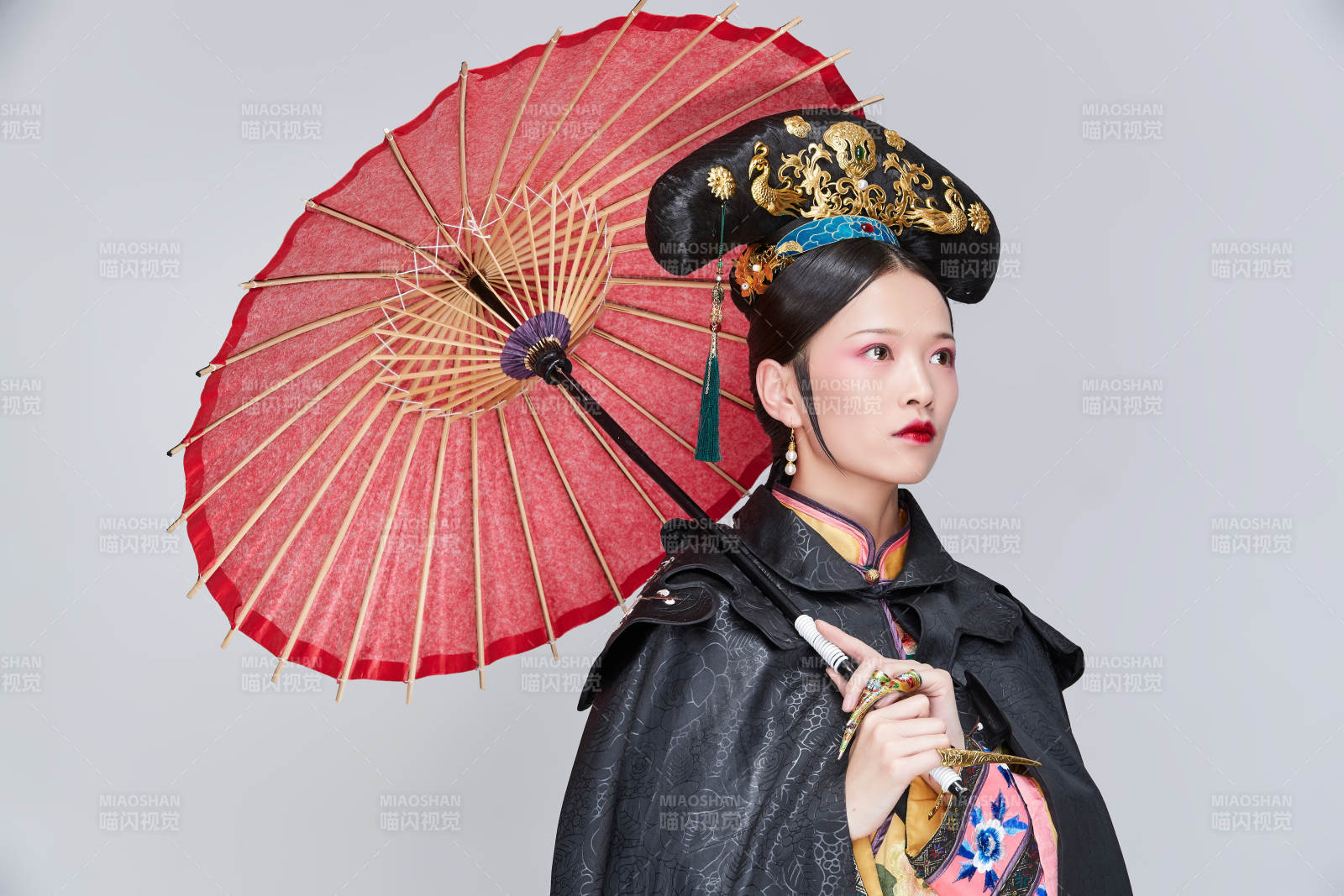 白色背景下的清代女性古装造型清朝古装图片