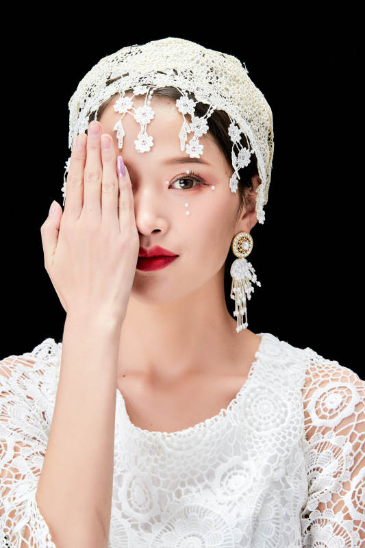 黑色背景下的美妆新娘彩妆人像图片