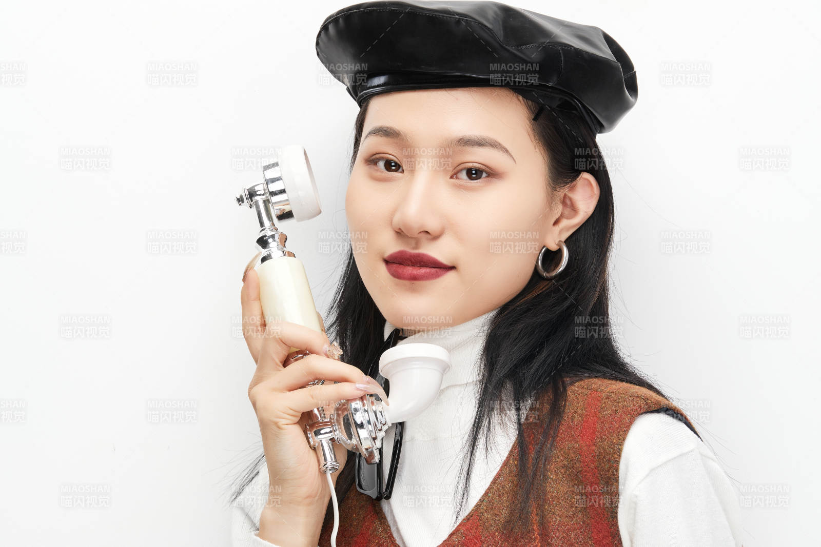 身穿复古服装的亚洲少女人像图片