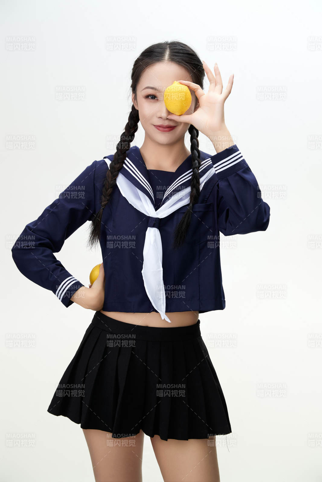 吃水果的亚洲东方长发少女图片