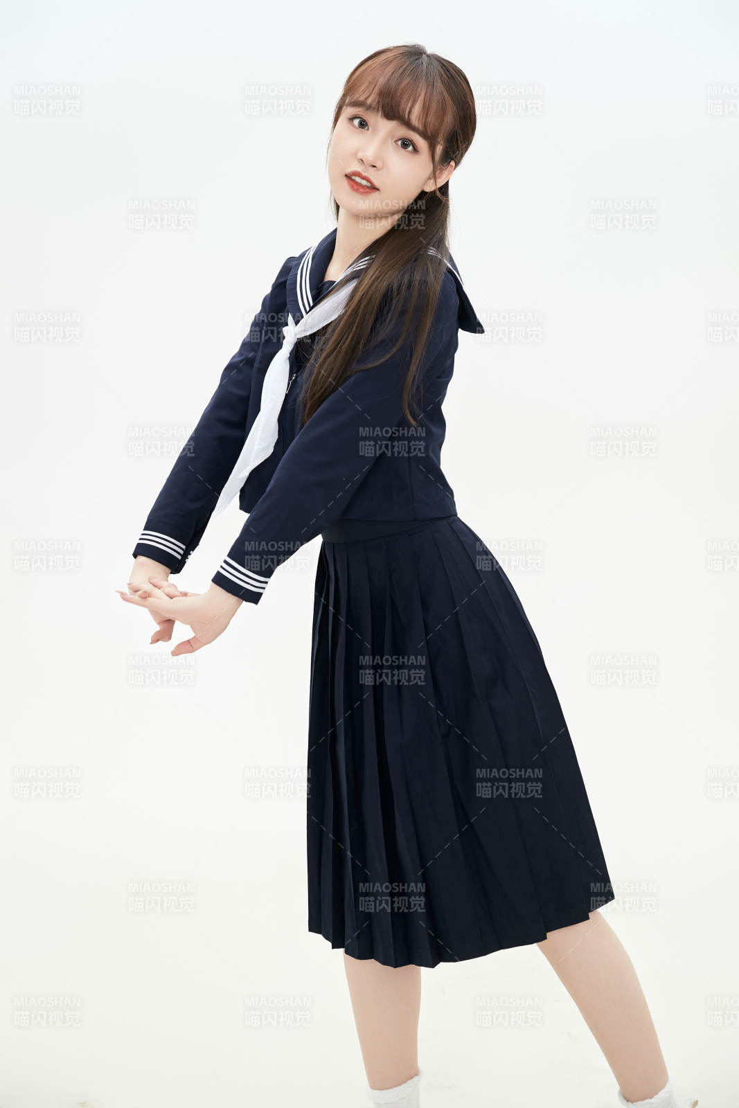 身穿日系高中制服的美丽少女图片