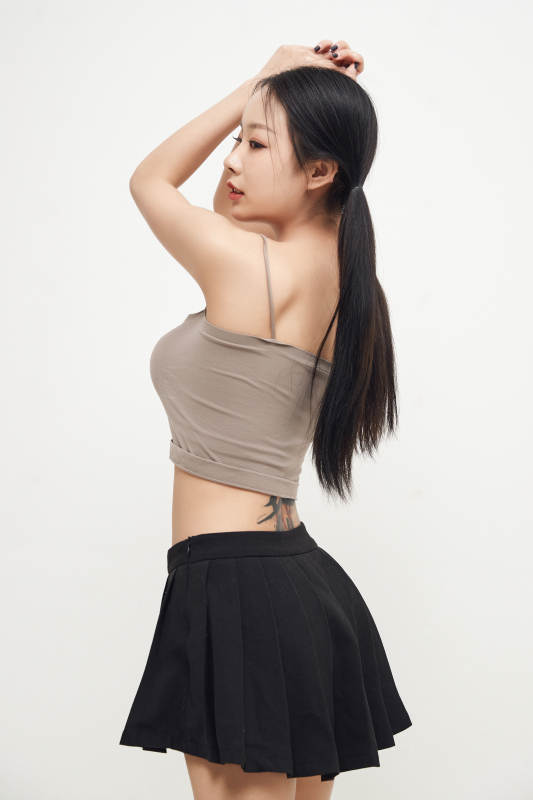 白色背景下的美丽可爱大学生图片