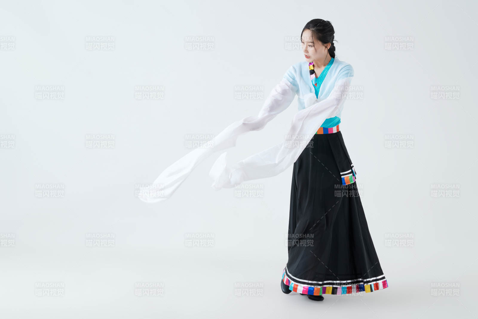 穿着藏族服饰跳着藏族舞蹈的少女图片