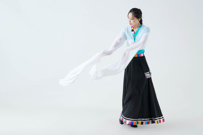 穿着藏族服饰跳着藏族舞蹈的少女图片