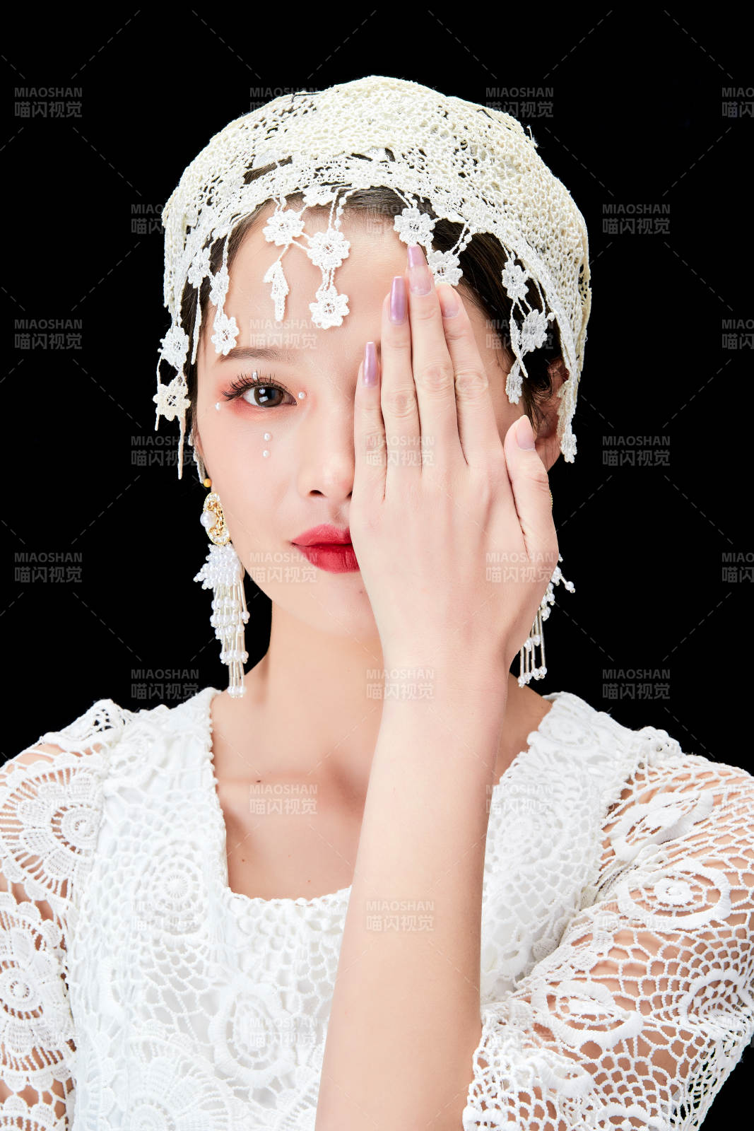 黑色背景下的美妆新娘彩妆人像图片