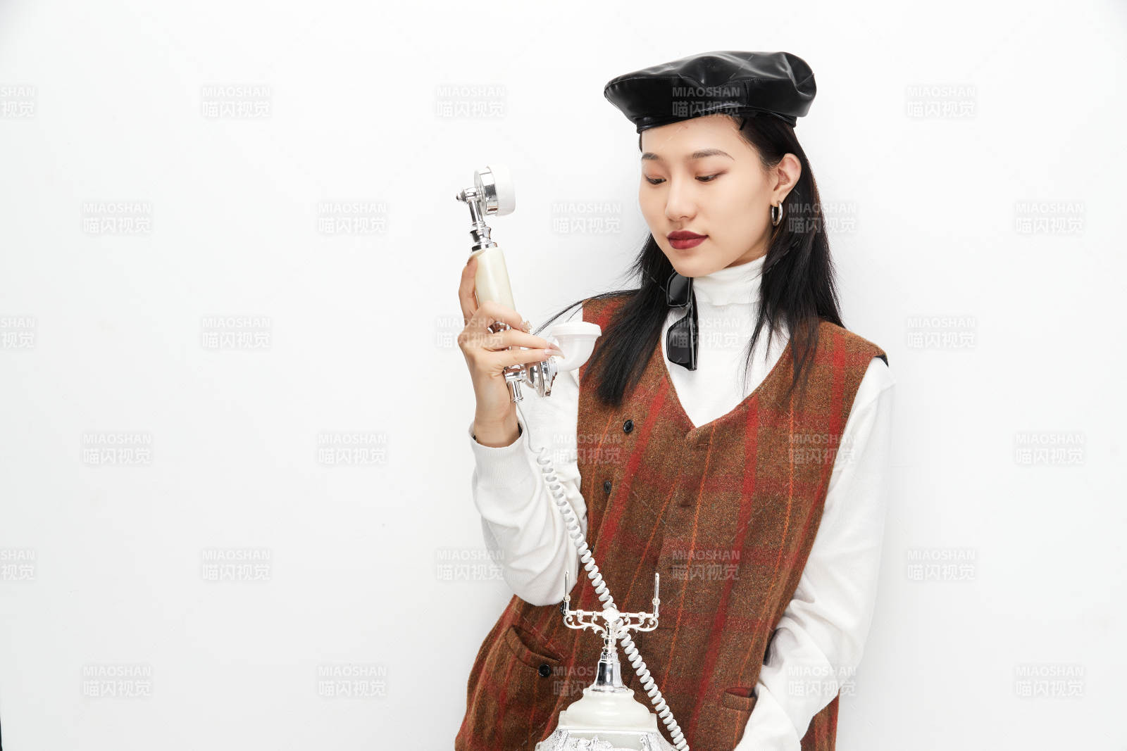 身穿复古服装的亚洲少女人像图片