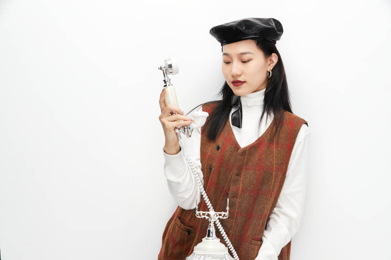 身穿复古服装的亚洲少女人像图片