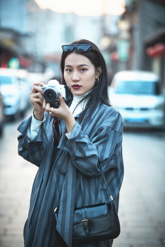 手持相机拍摄的港风少女图片