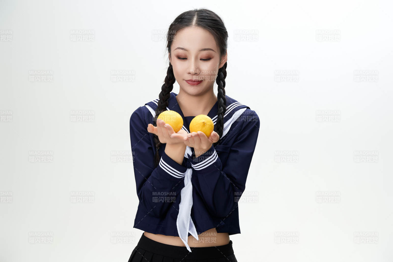 吃水果的亚洲东方长发少女图片