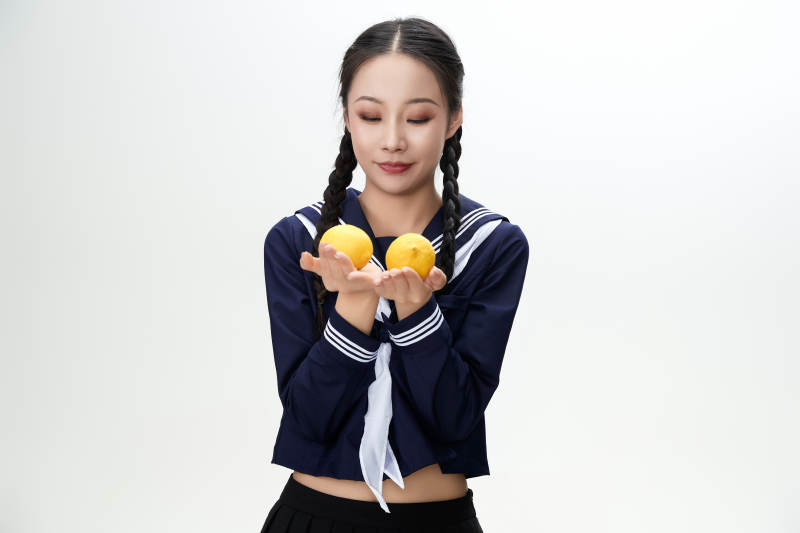 吃水果的亚洲东方长发少女图片