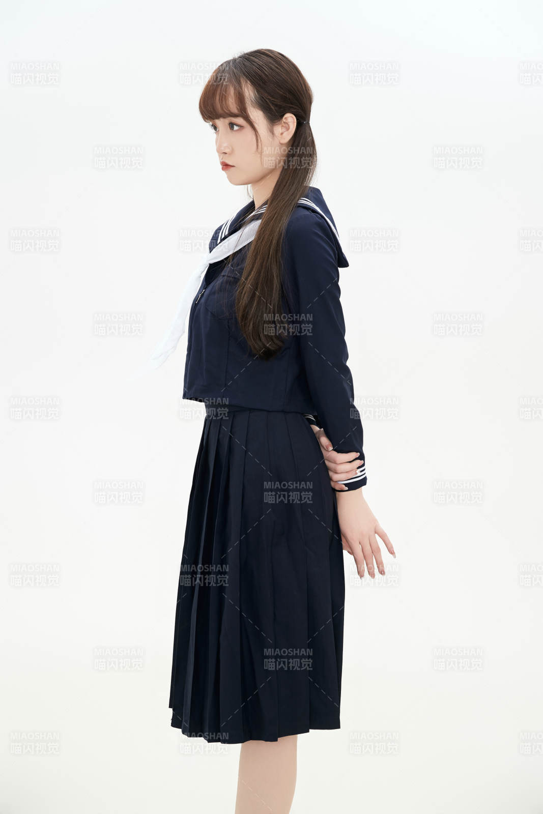 身穿日系高中制服的美丽少女图片