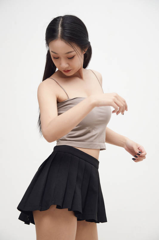 白色背景下的美丽可爱大学生图片