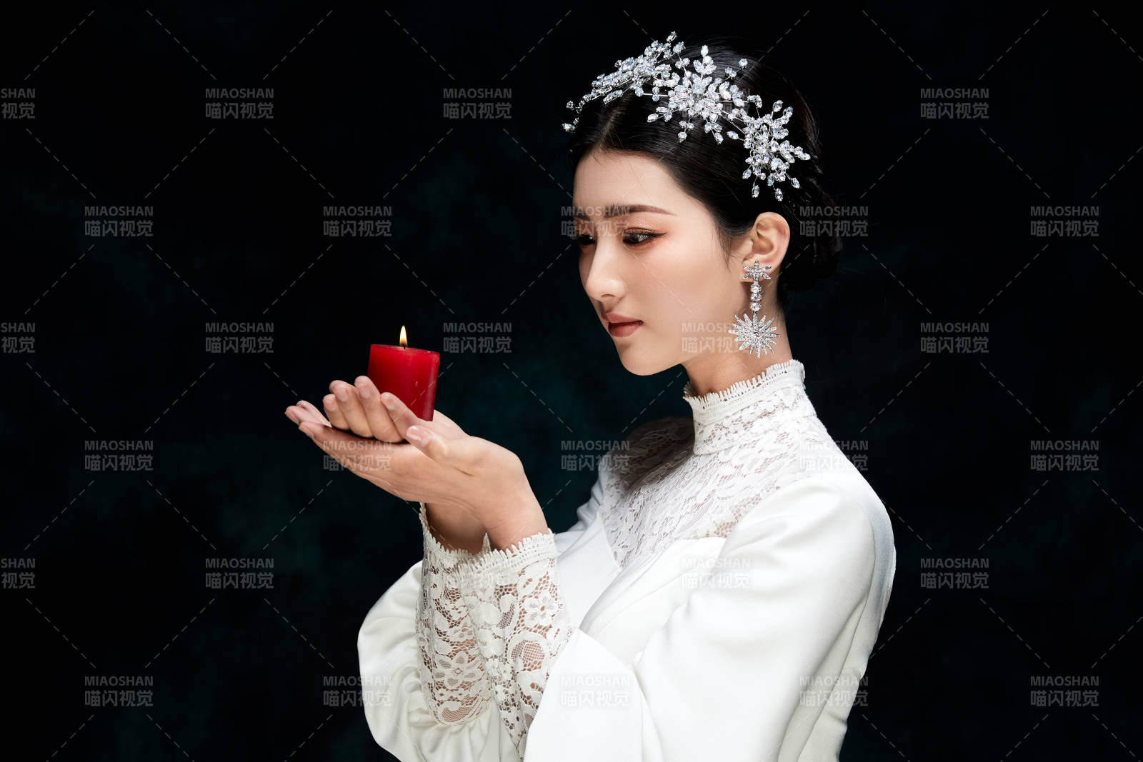 黑色背景下的女性复古婚纱妆面图片