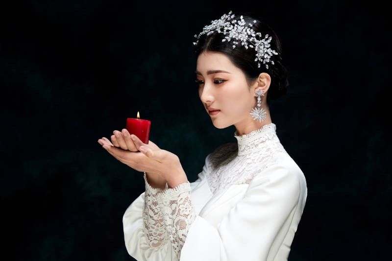 黑色背景下的女性复古婚纱妆面图片