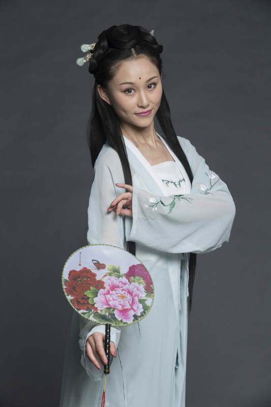 身穿古装的汉服女性人像汉服影棚拍摄图片