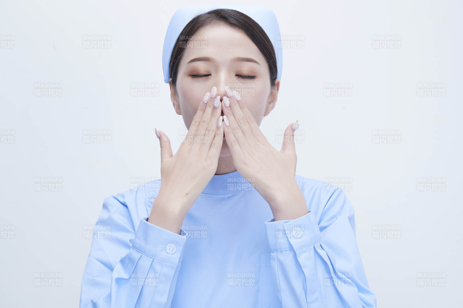 身穿蓝色护士服展示各种表情的漂亮女护士图片