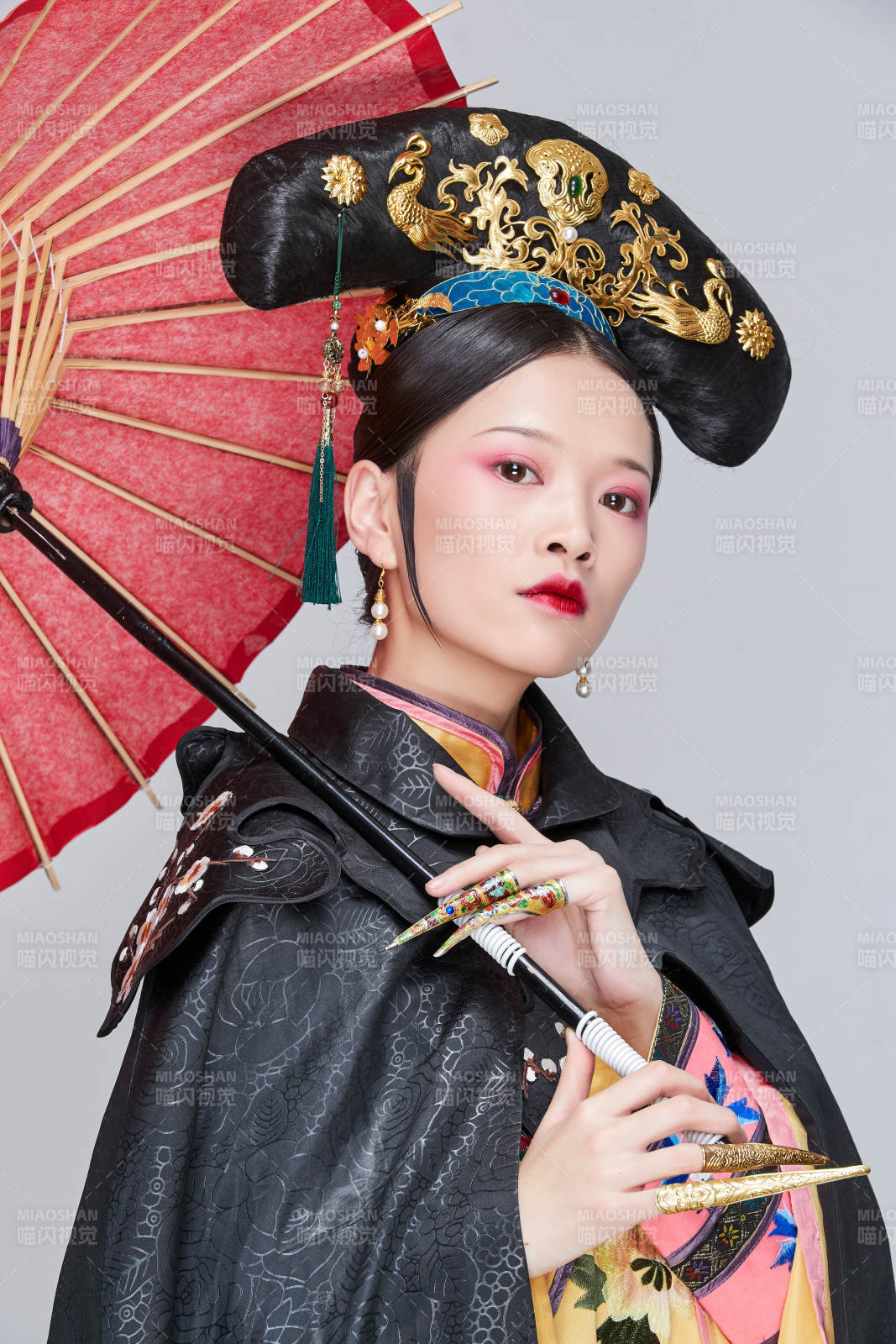 白色背景下的清代女性古装造型清朝古装图片