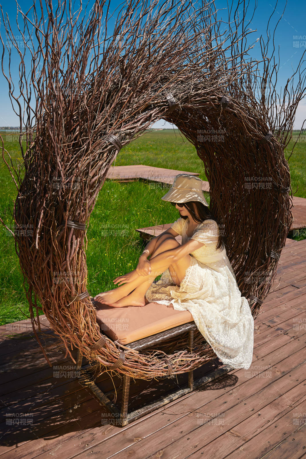 盛夏在草原湿地公园游玩的姑娘图片