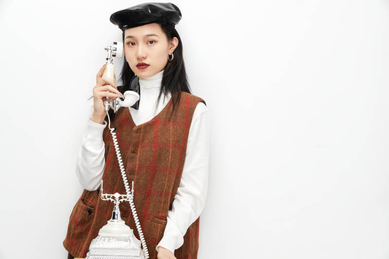 身穿复古服装的亚洲少女人像图片