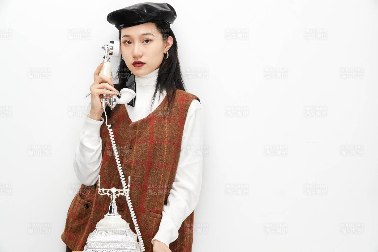 身穿复古服装的亚洲少女人像图片