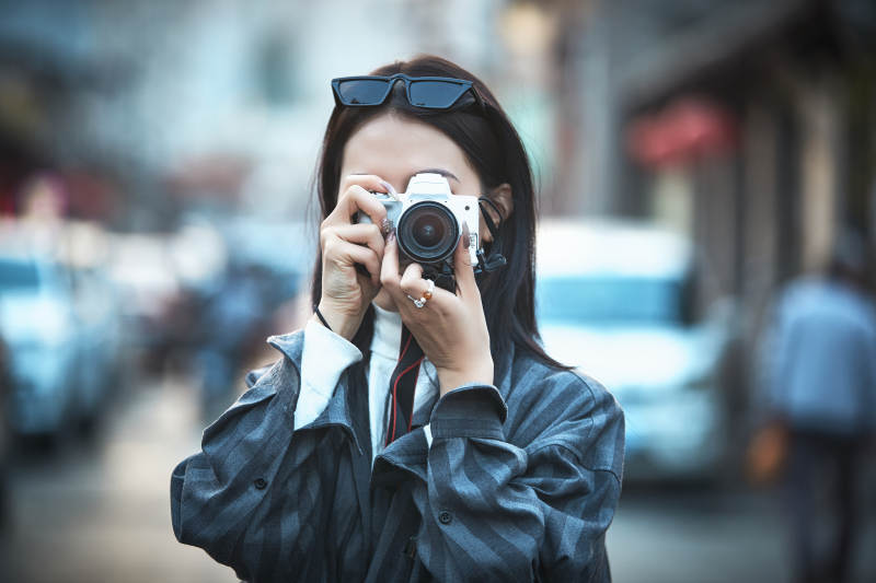 手持相机拍摄的港风少女图片