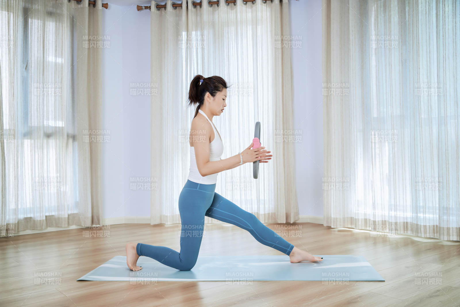 做瑜伽动作的亚洲年轻女性图片