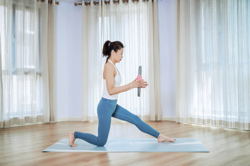 做瑜伽动作的亚洲年轻女性图片