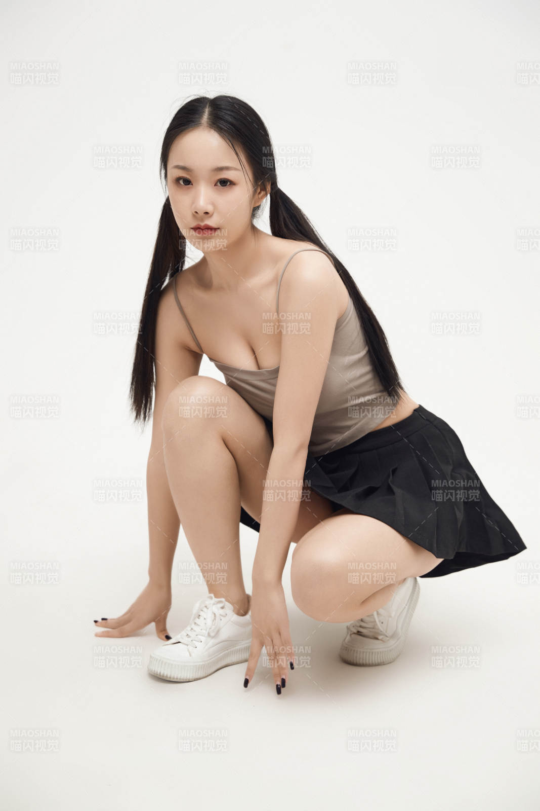 白色背景下的美丽可爱大学生图片