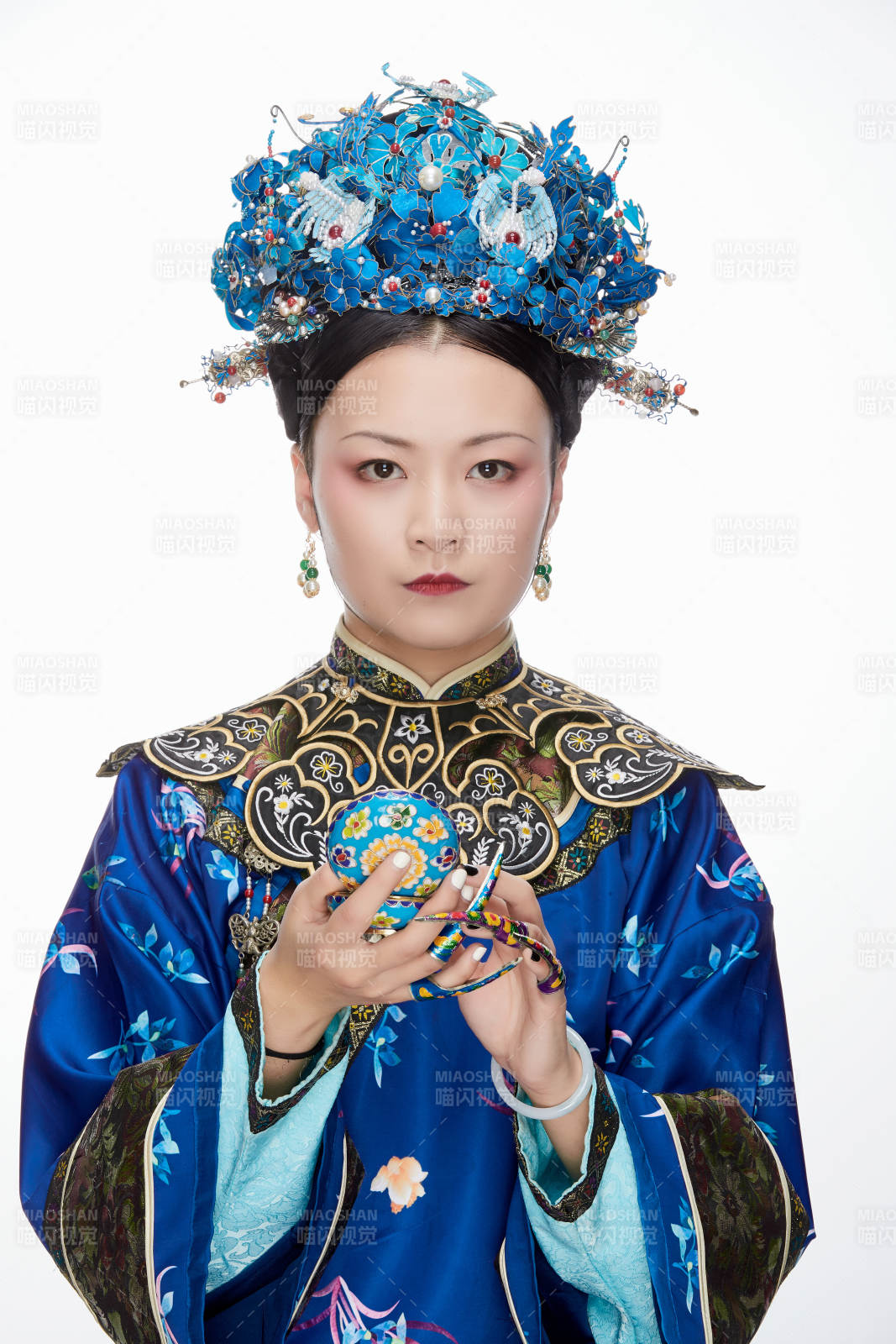 白色背景下的清代女性古装造型清朝古装图片