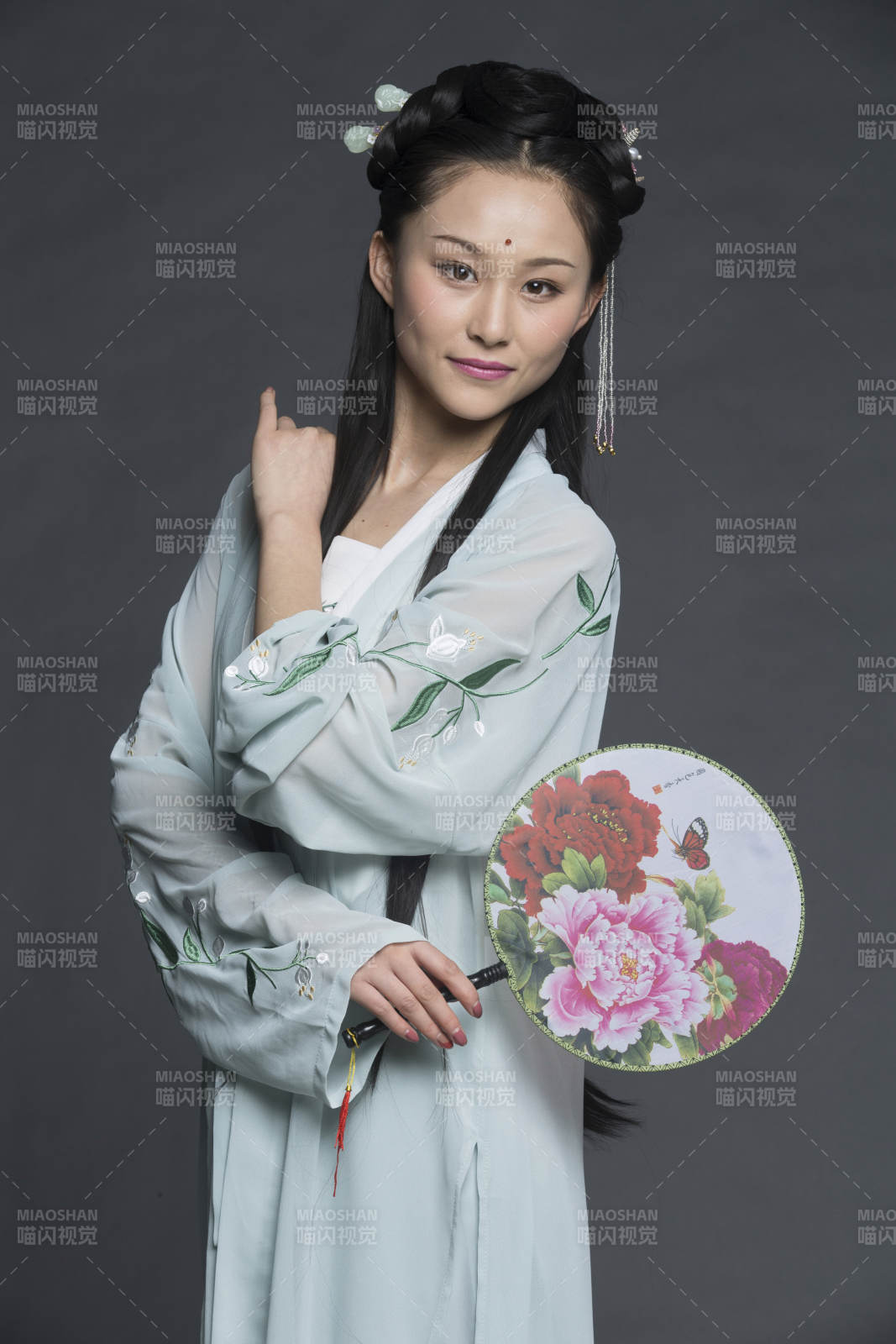 身穿古装的汉服女性人像汉服影棚拍摄图片