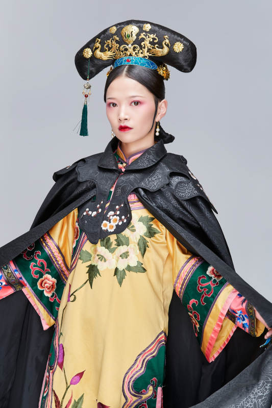 白色背景下的清代女性古装造型清朝古装图片