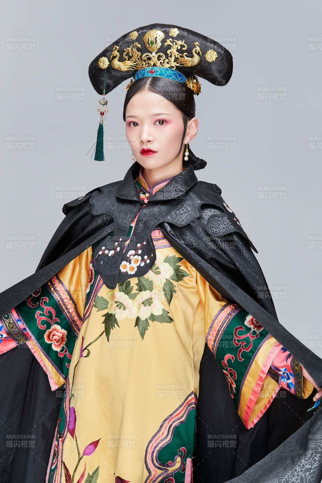 白色背景下的清代女性古装造型清朝古装图片