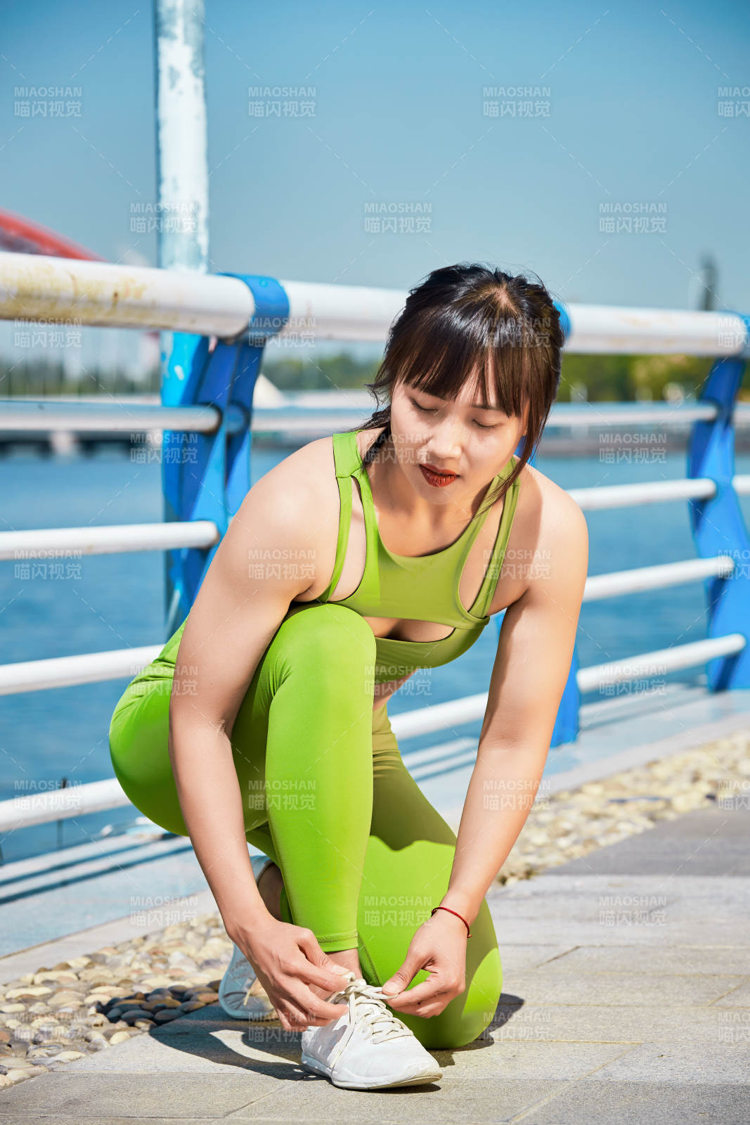 户外河畔公园做拉伸有氧运动的亚洲女性图片