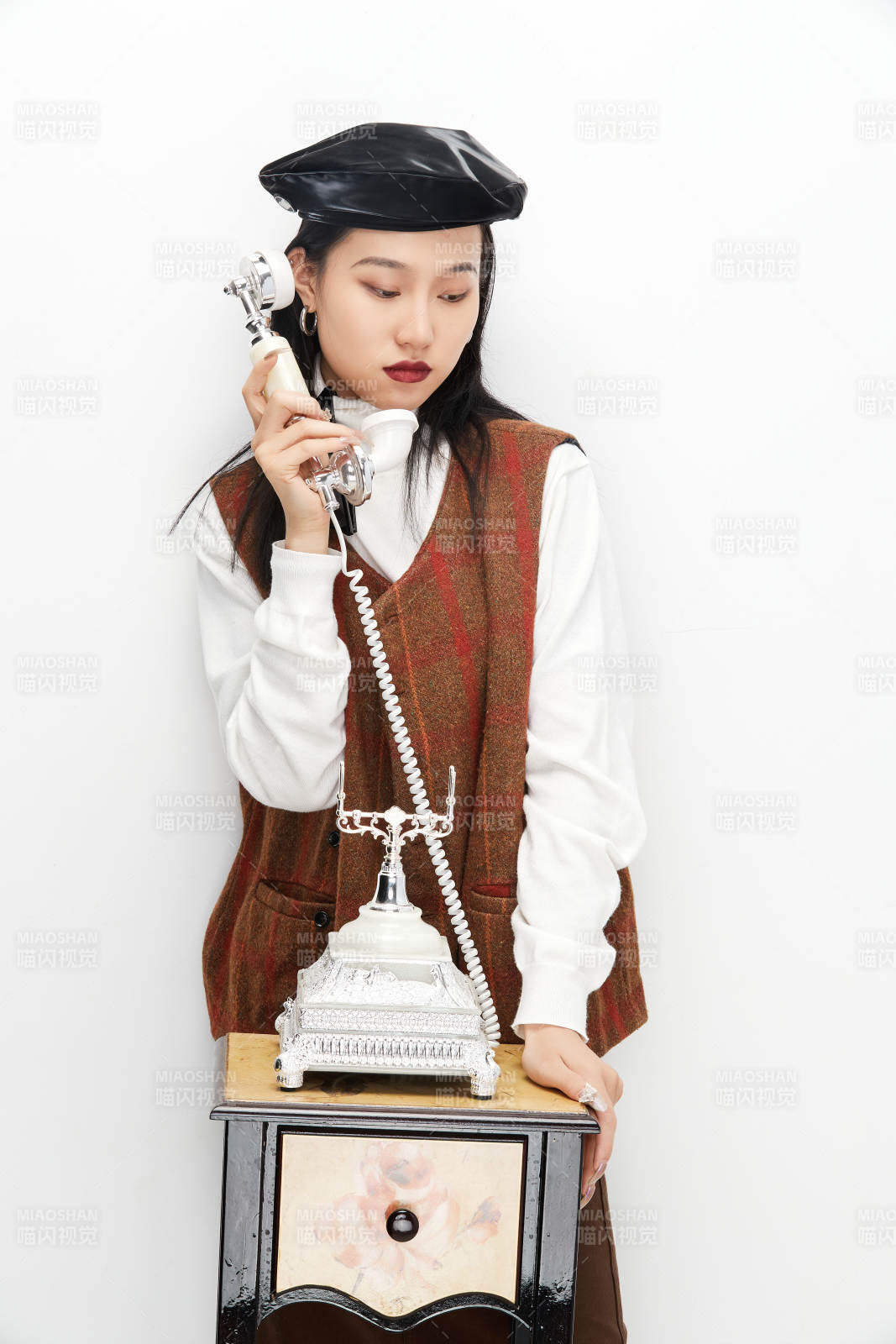 身穿复古服装的亚洲少女人像图片