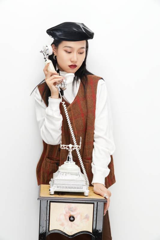 身穿复古服装的亚洲少女人像图片