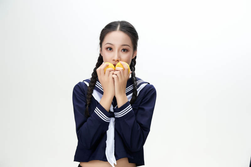 吃水果的亚洲东方长发少女图片