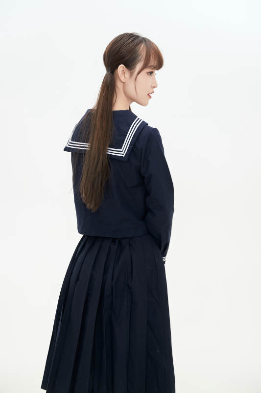身穿日系高中制服的美丽少女图片