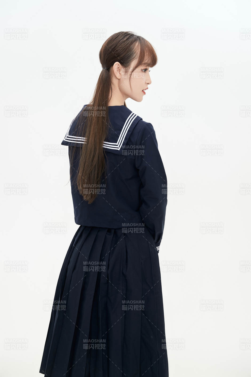 身穿日系高中制服的美丽少女图片