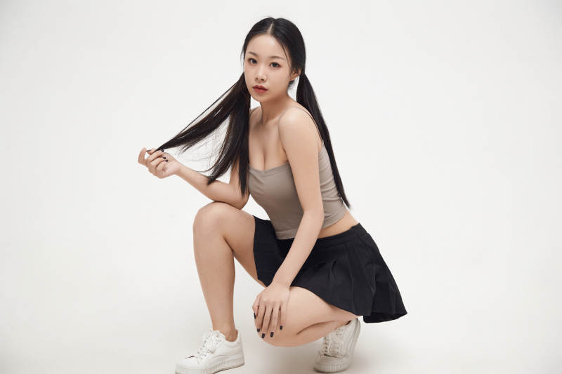 白色背景下的美丽可爱大学生图片