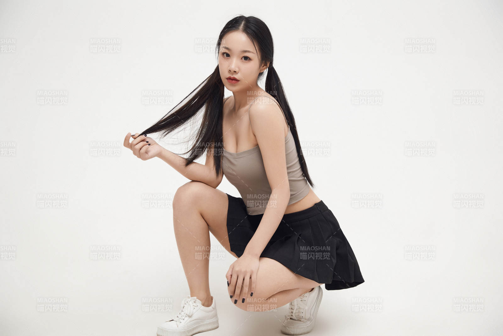 白色背景下的美丽可爱大学生图片