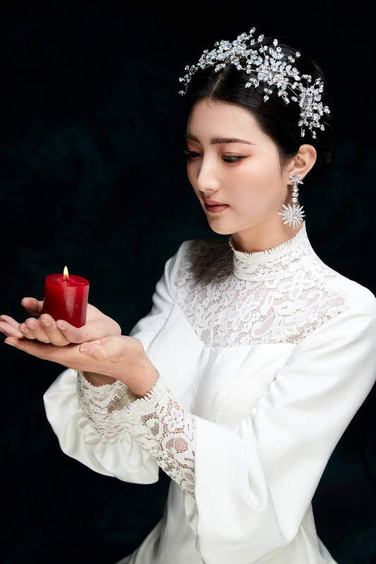 黑色背景下的女性复古婚纱妆面图片