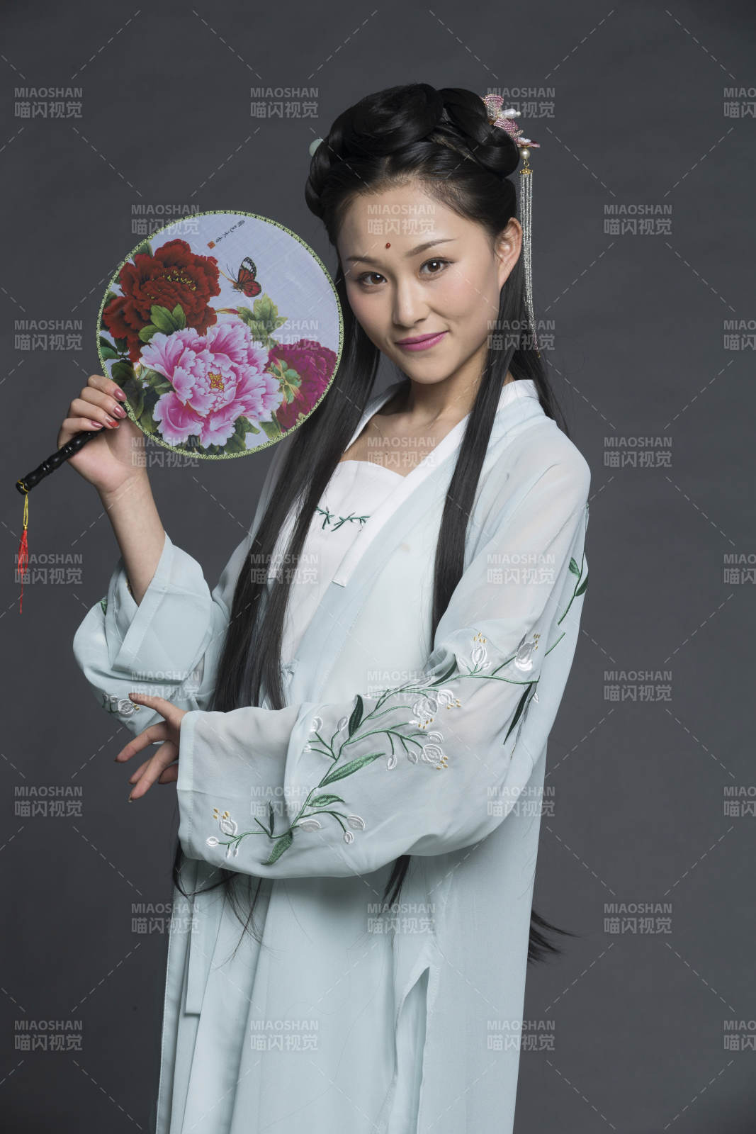 身穿古装的汉服女性人像汉服影棚拍摄图片