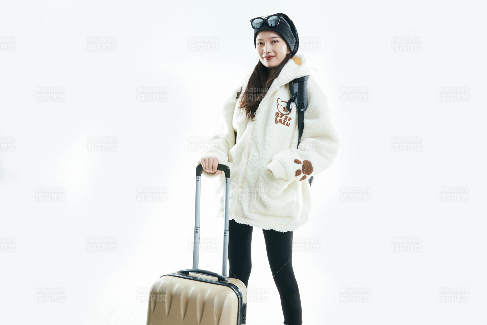 白色背景下准备出发旅行的美丽东方女大学生图片