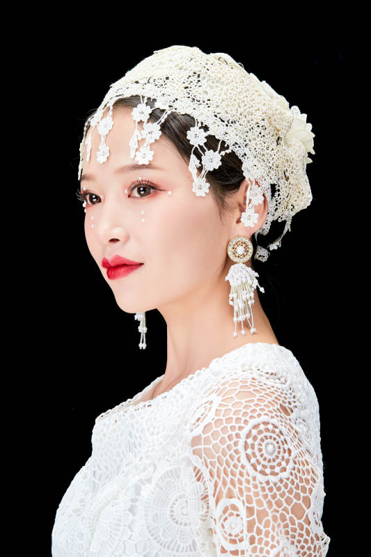 黑色背景下的美妆新娘彩妆人像图片