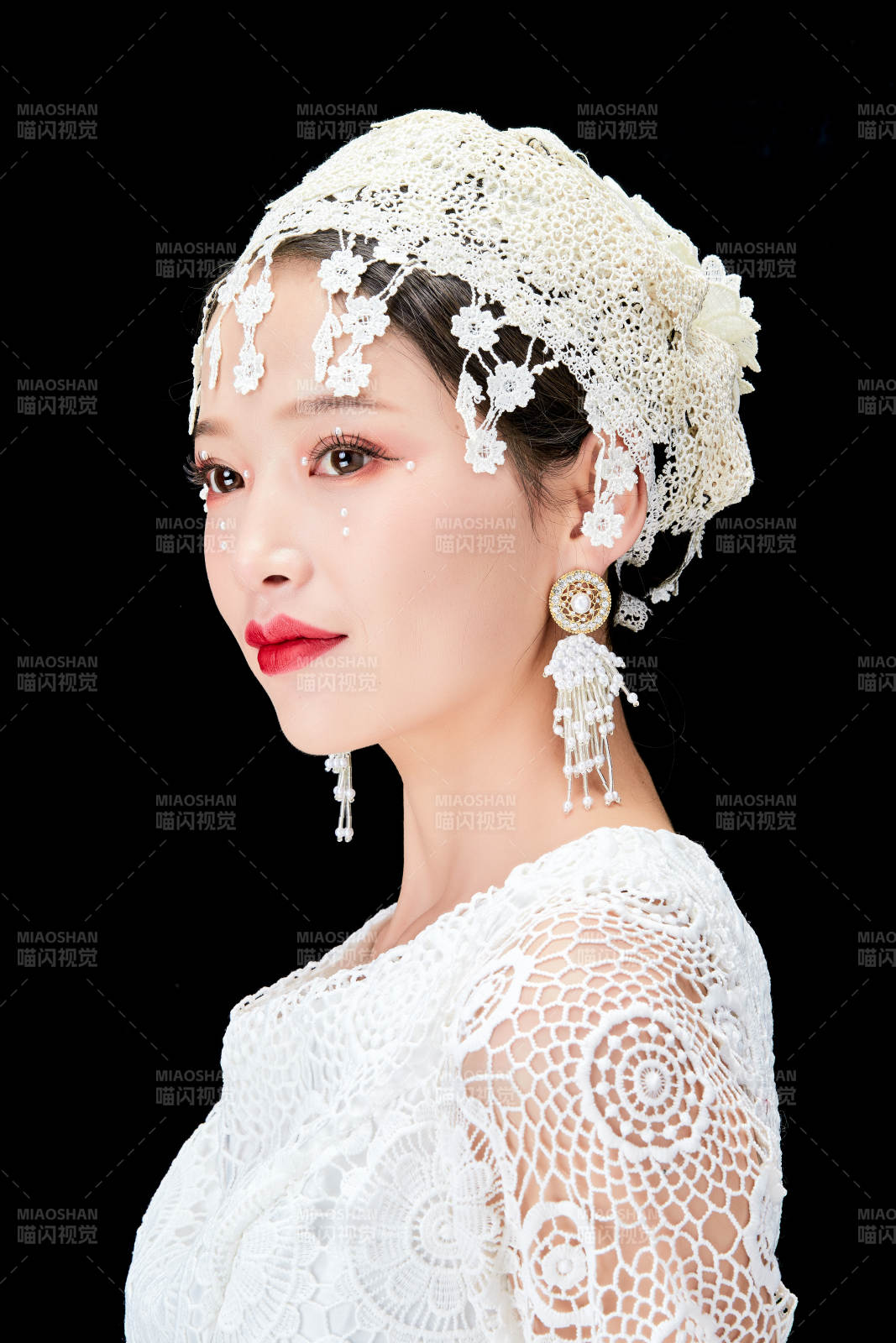 黑色背景下的美妆新娘彩妆人像图片