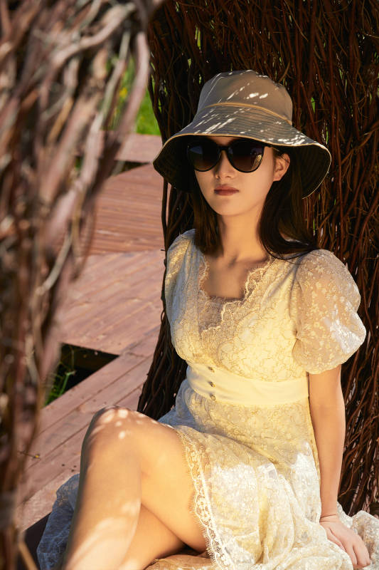 盛夏在草原湿地公园游玩的姑娘图片