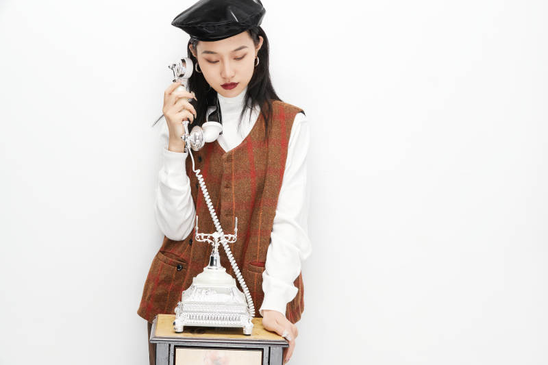 身穿复古服装的亚洲少女人像图片