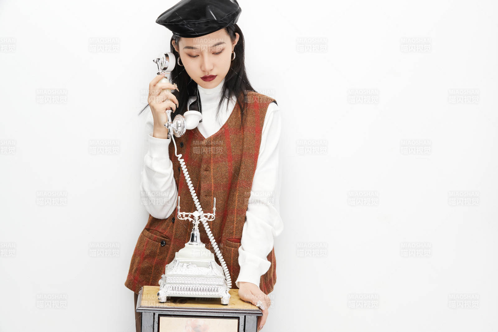 身穿复古服装的亚洲少女人像图片