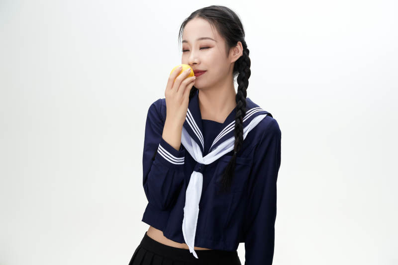 吃水果的亚洲东方长发少女图片